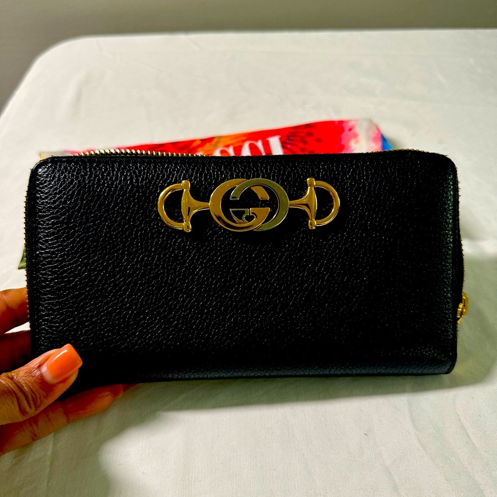 GUCCI
Grainy Calfskin Zumi Zip Around Wallet